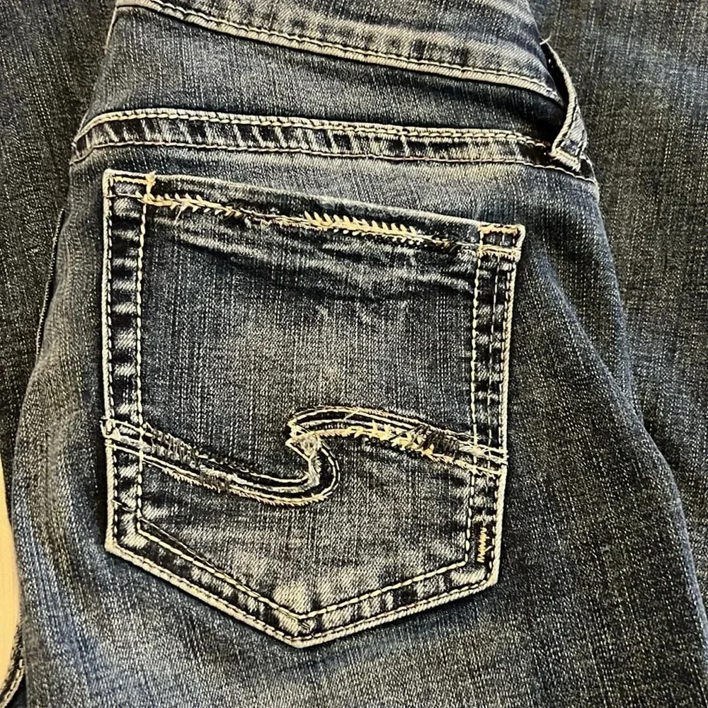 🌻Silver Jeans Co Women’s 27” waist Elyse Capri Cropped Denim - Picture 3 of 8